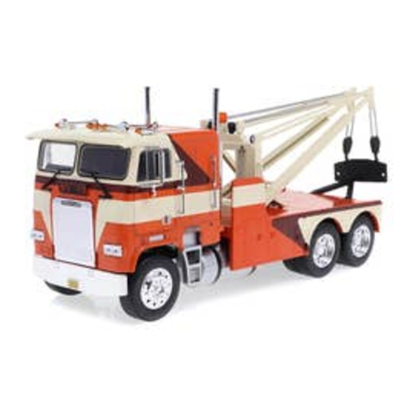 GreenLight 86631  O 1984 Freightliner FLA 9664 Tow Truck in Orange, White and Brown