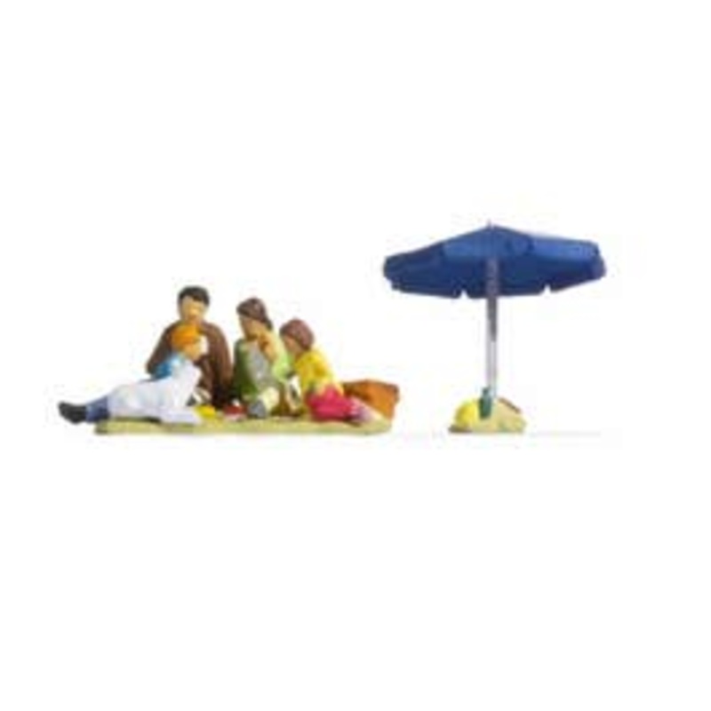 NOCH 15599  HO Family Having a Picnic