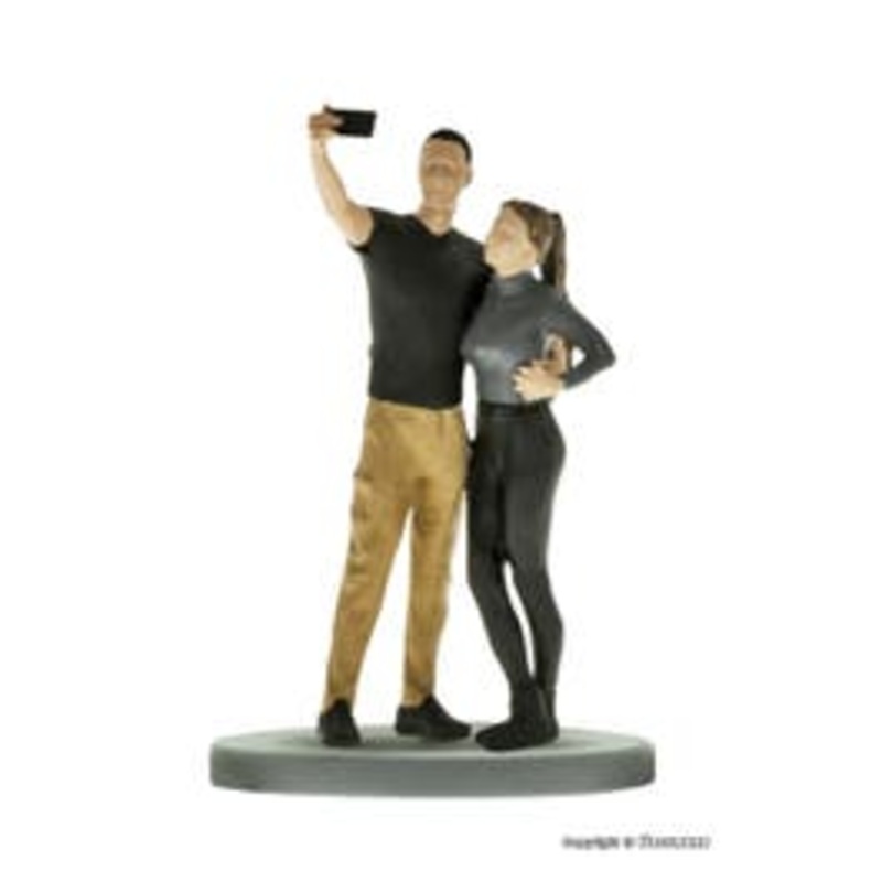Viessmann 1559  HO Couple snaps selfie and light flash