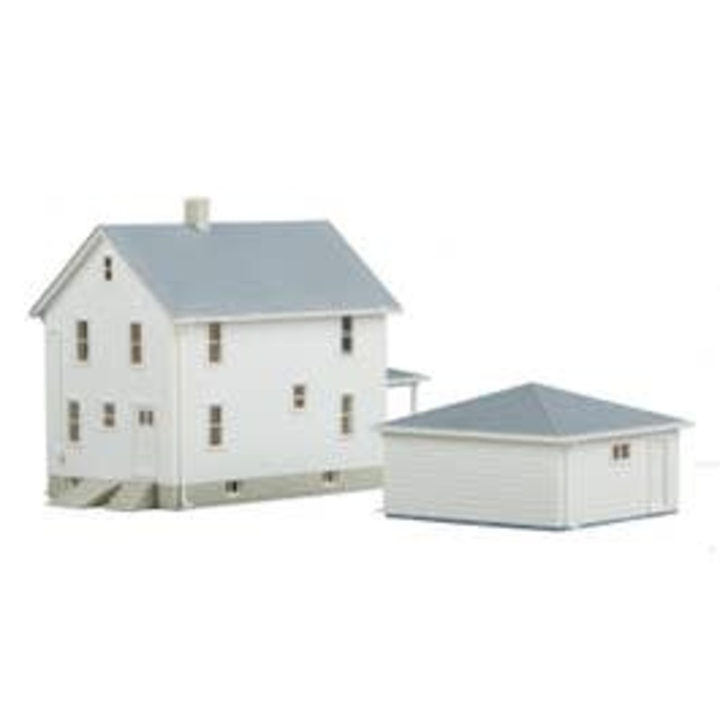 Walthers #933-3792 Two-Story House With Garage — Kit