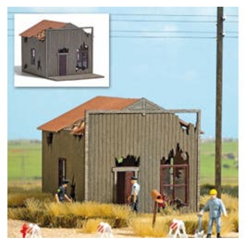 Busch 9718  HO Dilapidated house kit