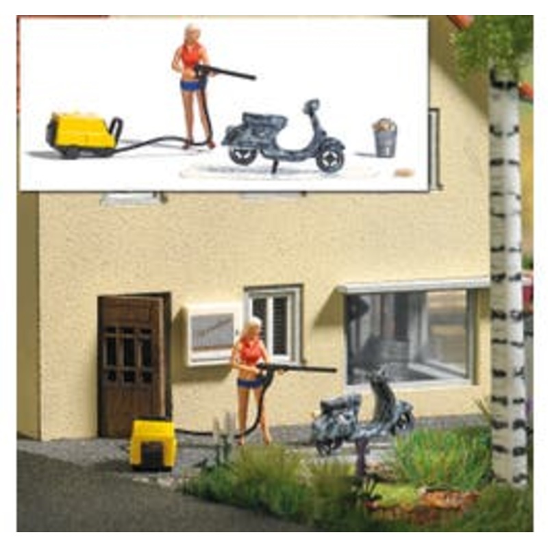 Busch 7833  HO Action Set: Scooter Washing