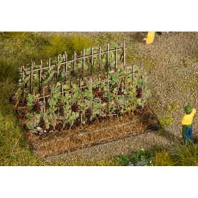NOCH 13224  HO Garden Plot Vines with Black Grapes w/ 2 trellises, 3 cm x 6 cm