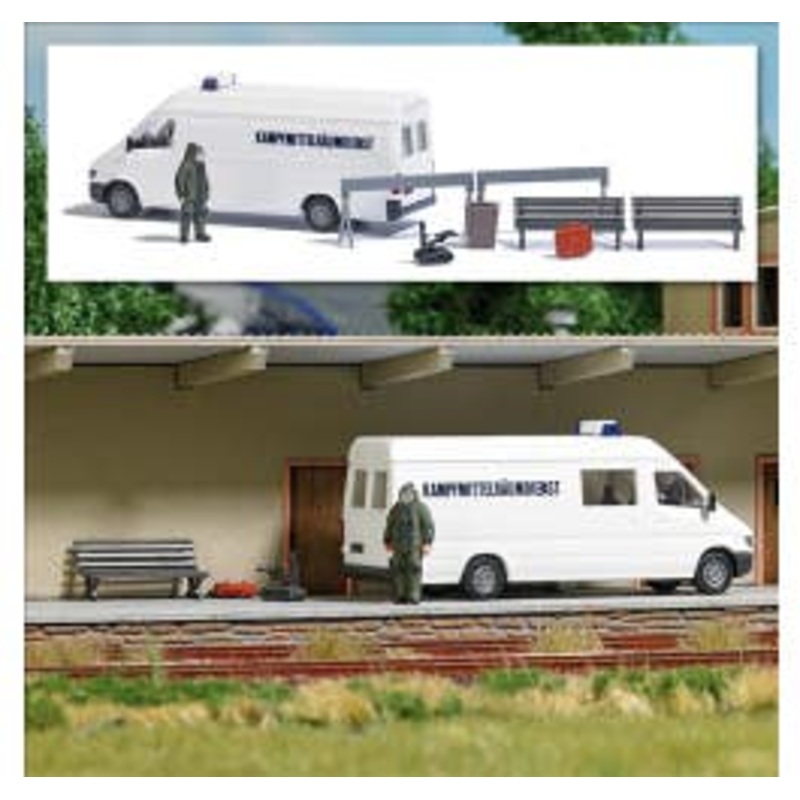 Busch 7953  HO Action Set: Abandoned Suitcase