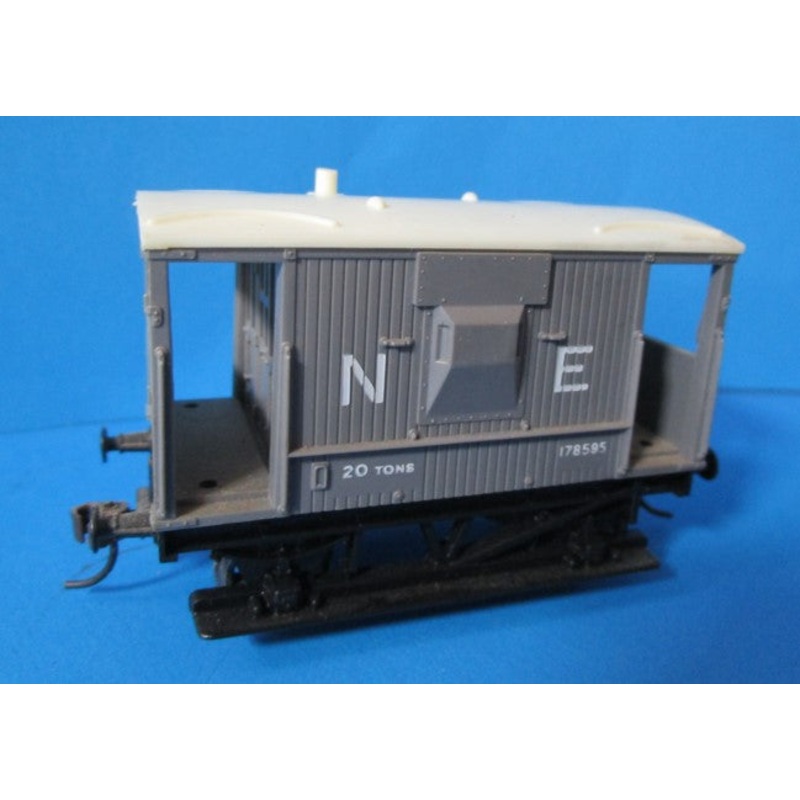 R215-K01 HORNBY 20T Short Brake Van in NE Grey 178595 KADEE – UNBOXED