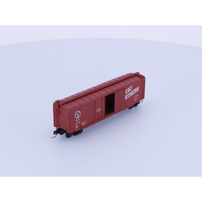 Micro Trains 33011 N 50′ Standard Box Car, Plug/Sliding Door Great Northern (GN) 17776 (#2)