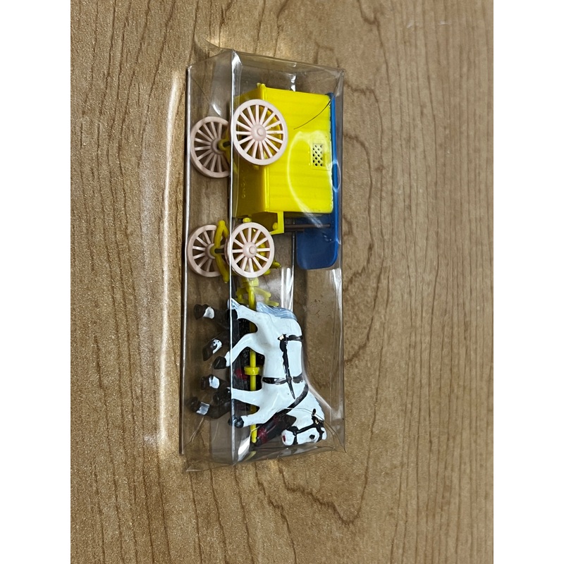 HO Scale Horse and Carriage Yellow   SZ2