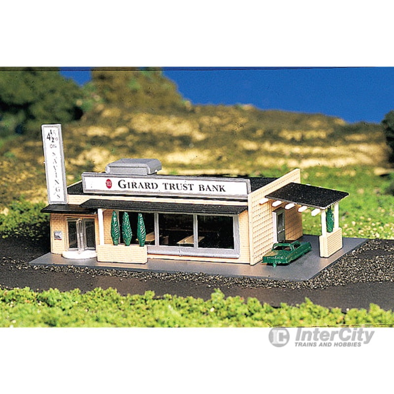 Bachmann 45804 Drive-In Bank w/Figures (Assembled) — 3 x 4-3/4″ 7.7 x 12.1cm
