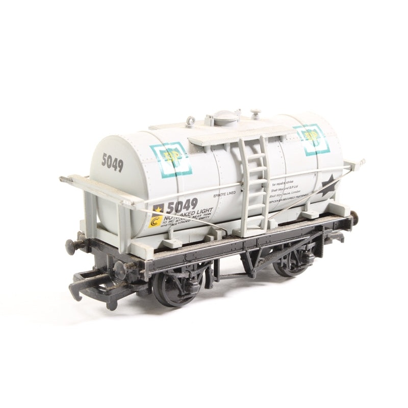37135 MAINLINE  12T Tank used wagon ‘BP’ 5049 in grey – UNBOXED