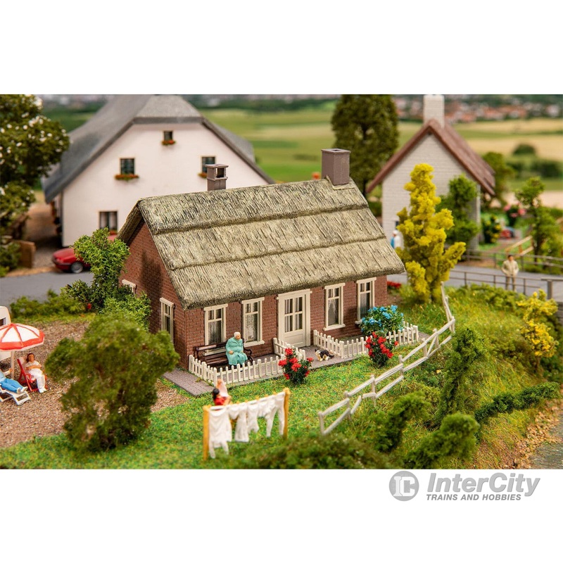 Faller 131318 HO North German thatched house