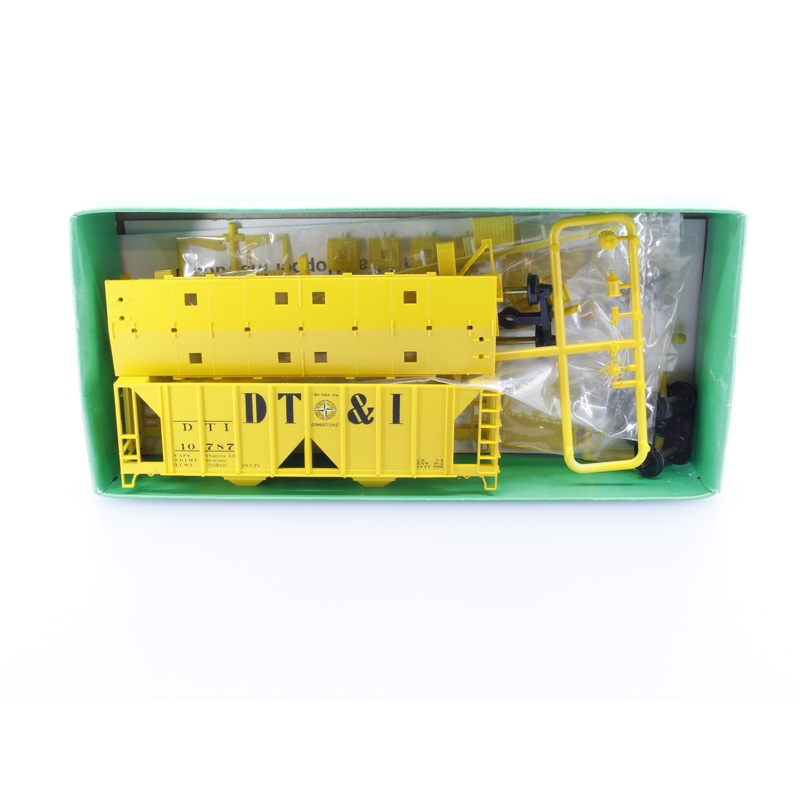 Bowser 55645 HO 70 Ton 2 Bay Covered Hopper Car Kit Detroit Toledo and Ironton (DTI) 10787