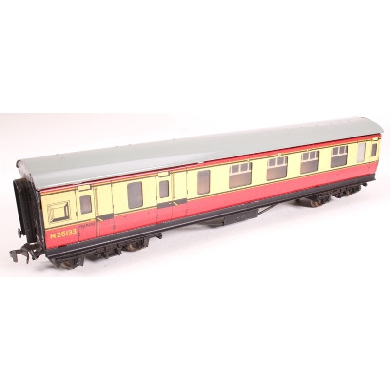 HD-32018 HORNBY DUBLO Stanier brake 3rd in BR (MR) crimson & cream M26133  – UNBOXED