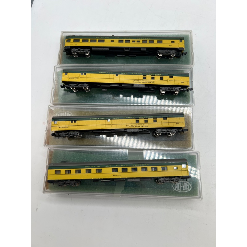 Con-Cor Set of 4 Chicago Northwestern CNW Passenger cars yellow/green N SCALE Like New