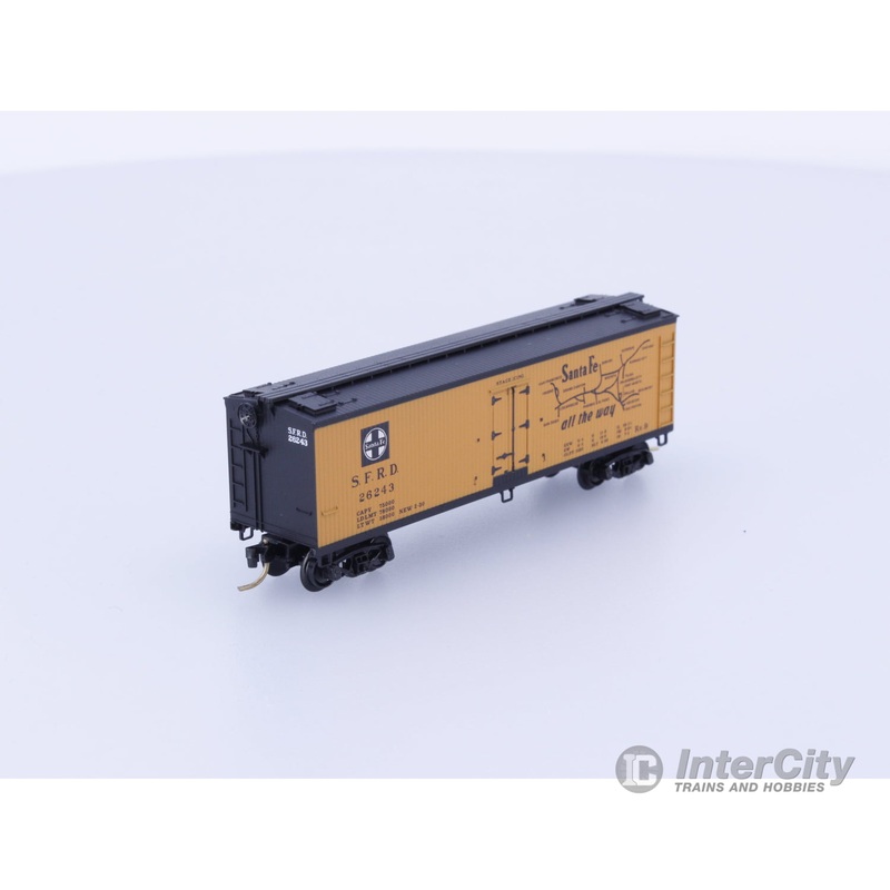 Micro Trains 47230 N Reefer, 40′, Wood Sheathed Santa Fe (SF) 26243