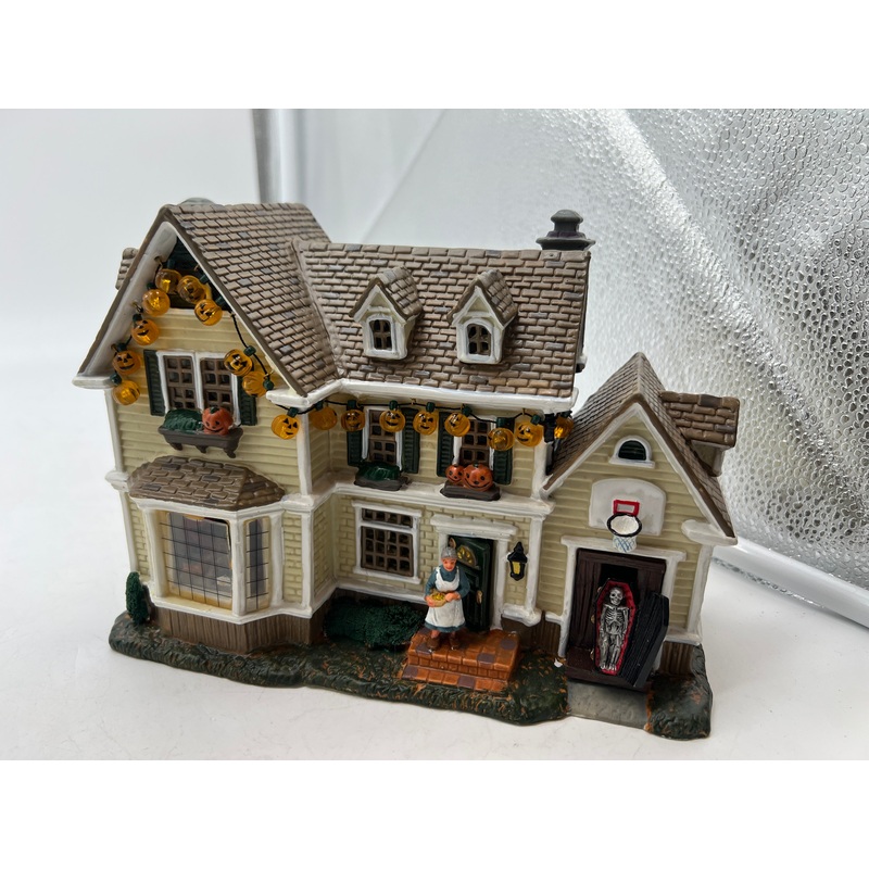 K-Line k-42432 Spookiest House on the Block (What’s Grandma’s Secret?) Halloween Ceramic Building O SCALE Used Excellent