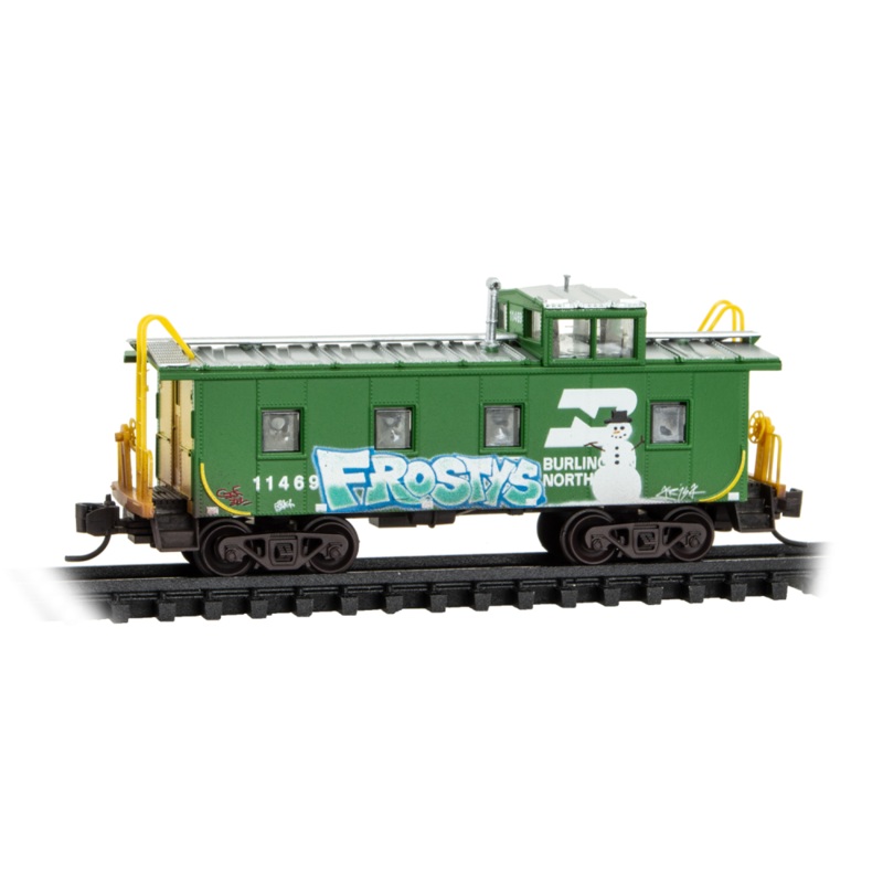 Micro Trains N 10044063 36′ Riveted-Steel Cupola Caboose – Burlington Northern #11469 Christmas Graffiti