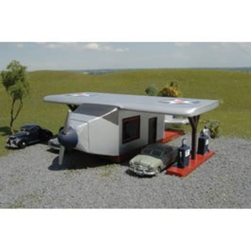 BACHMANN #35201 Airplane Gas Station – Roadside U.S.A Built up