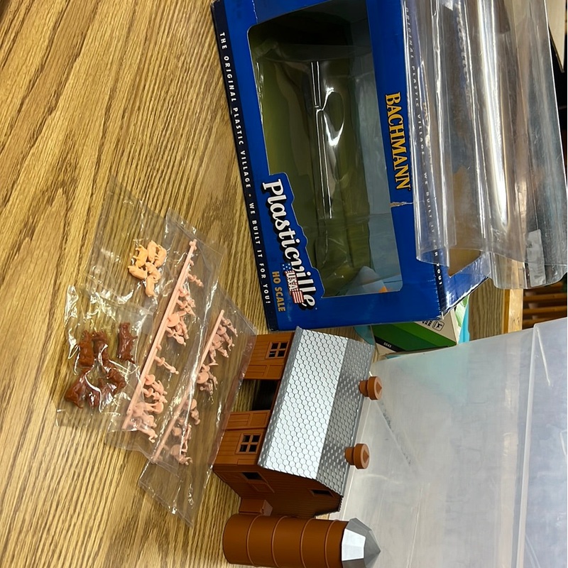 Bachmann Plasticville Barn plus Figures HO SCALE