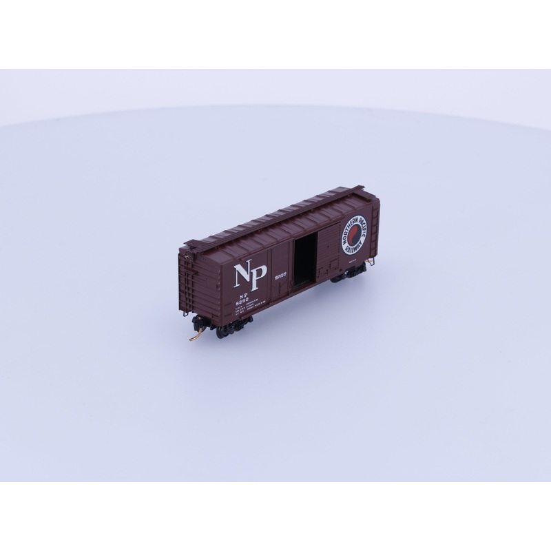 Micro Trains 22177-1 N 40′ Standard Box Car Plug & Sliding Door Northern Pacific (NP) 8292 (#1)