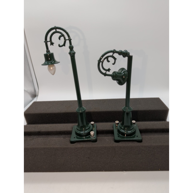MTH MT-1031 No 59 Die Cast Green Street Lamp set of 2 (One Broken) O Scale Used Excellent as is