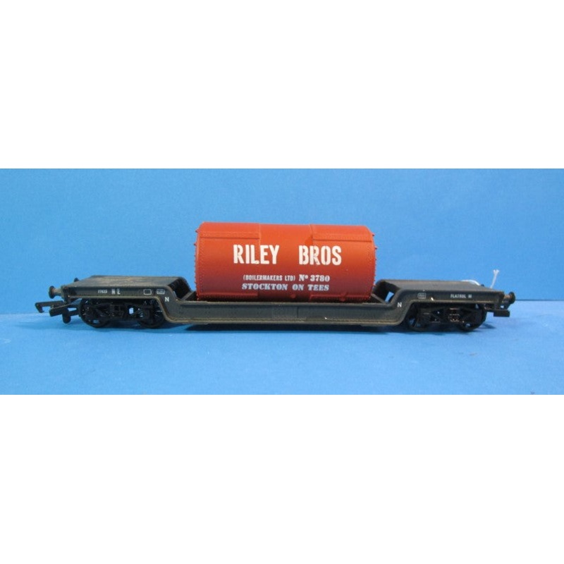 33-875 BACHMANN Bogie well wagon in NE grey livery 77823 with ‘Riley Bros, Stockton’ boiler 3780 in brown – UNBOXED