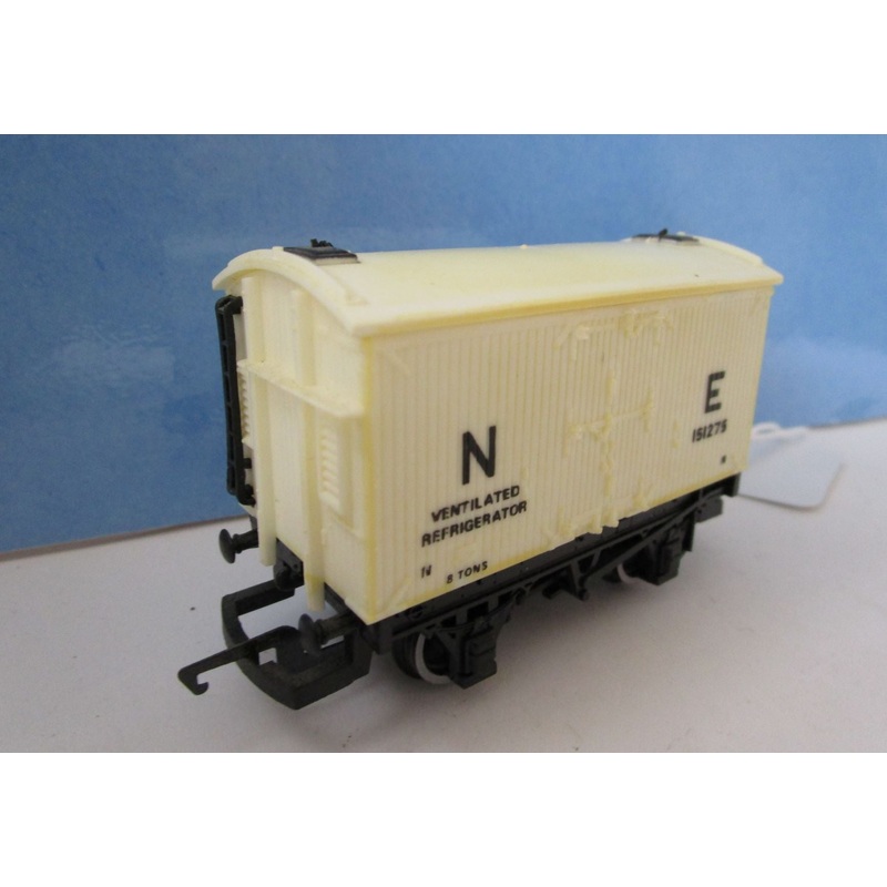 R6180-P01 HORNBY   Refrigerated van in NE white – UNBOXED