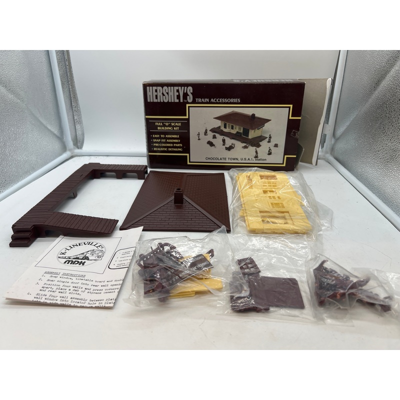 K-Line k-40312 HERSHEY’S CHOCOLATE TOWN TRAIN STATION KIT O SCALE Like New Open Box Appears Complete as is