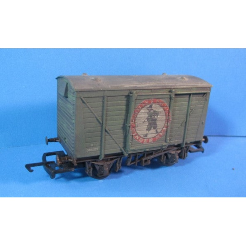 54313-0-P01 AIRFIX (GMR) 12 Ton vent van “HUNTLEY & PALMERS”, weathered – BOXED