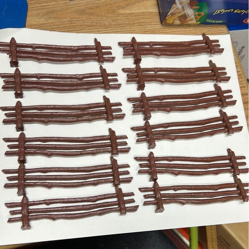 12 Wood Plastic Fence pieces O Scale