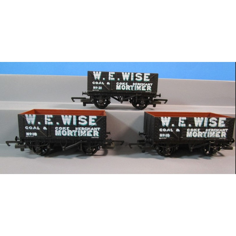 R6038-P01 HORNBY 7 Plank Open Wagon “W. E. WISE” Coal & Coke – Three Wagon Pack, missing outer sleeve – BOXED
