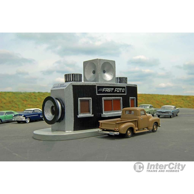 Bachmann 35207 Fast Foto Drive-Thru – Roadside U.S.A.(TM) — Assembled – 4-3/8 x 2 x 2-1/2″ 11.1 x 5.1 x 6.4cm