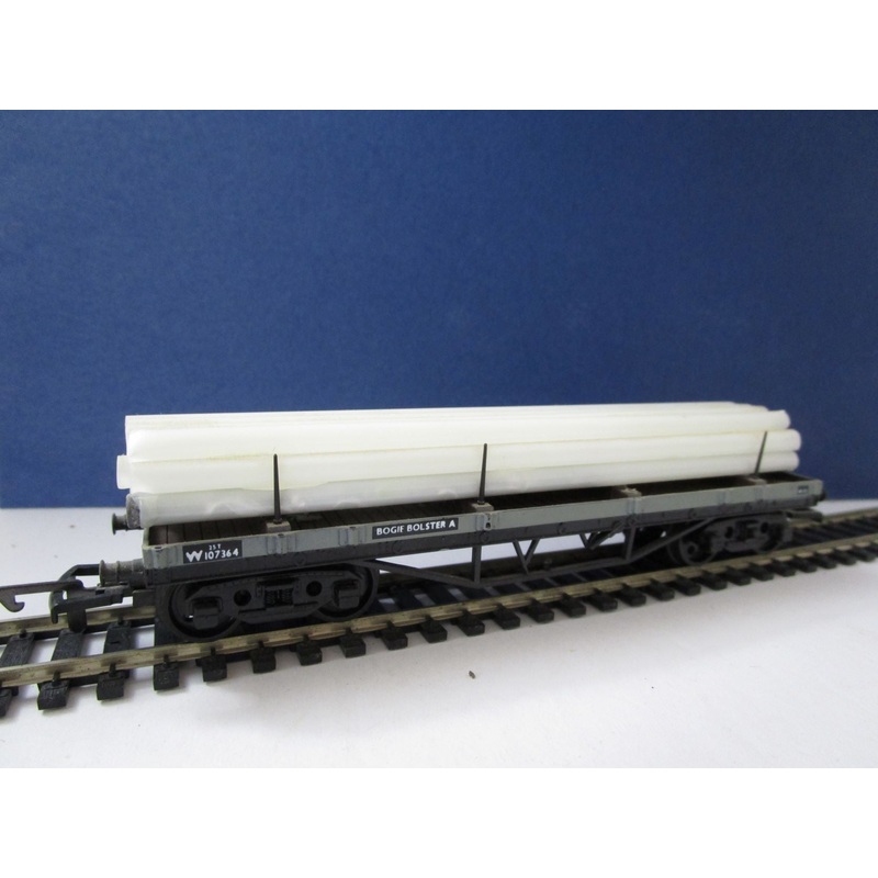 B88-P002 DAPOL Macaw Bogie Bolster Wagon in BR Grey W107364 – with pipe loads – BOXED