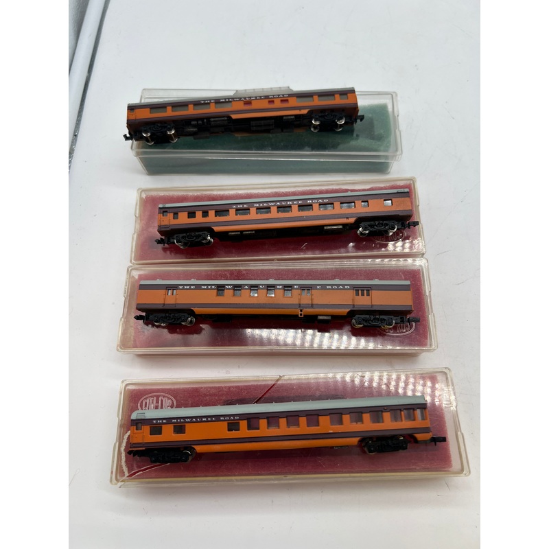 Con-Cor Set of 4 Milwaukee Road Passenger Cars Orange/ Red N SCALE Used Excellent Damaged Box