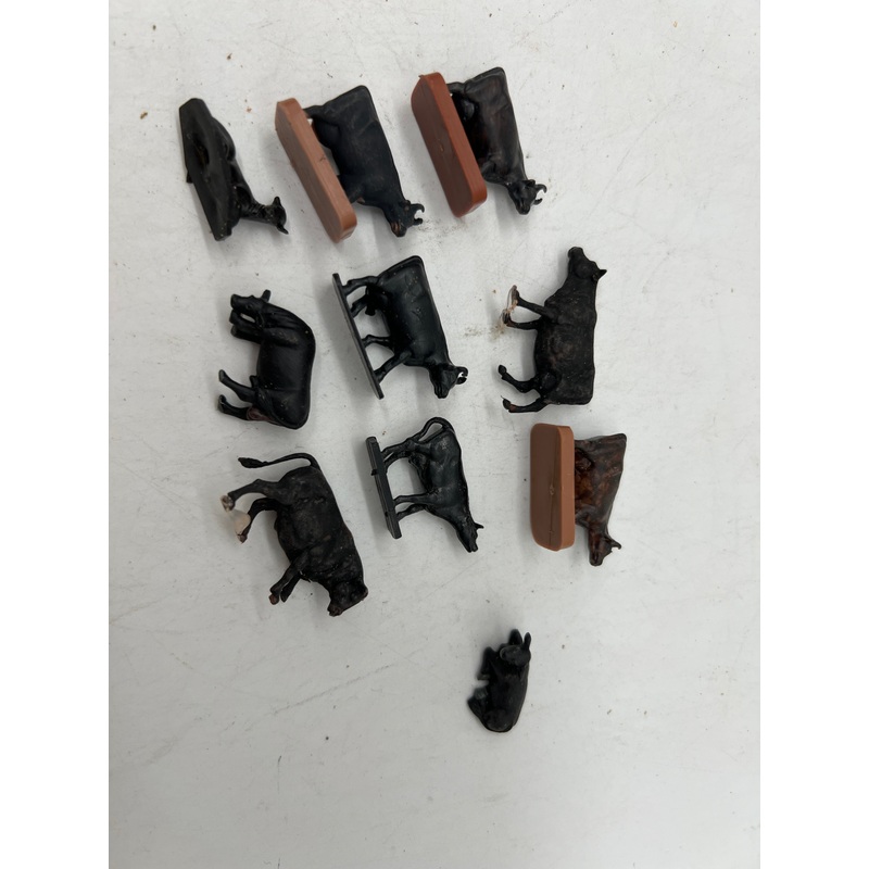 HOFIGURES BLACK COWS PACK 1  HO SCALE Used   No Box