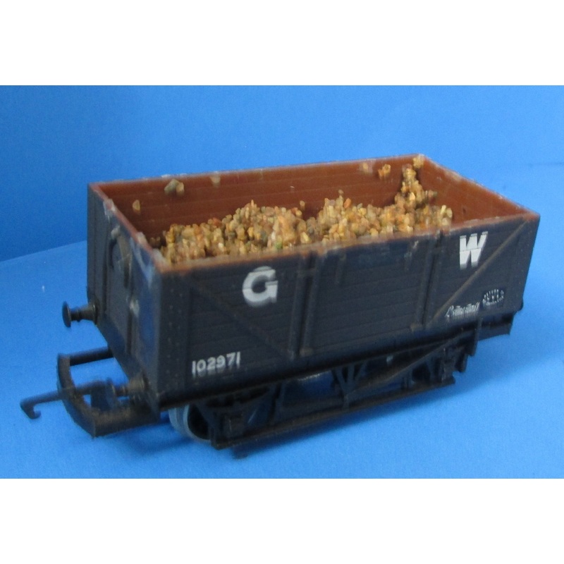 R240-P01 HORNBY 7 Plank Sheet Rail Wagon in Grey #102971, with gravel load and missing tarp rail – UNBOXED
