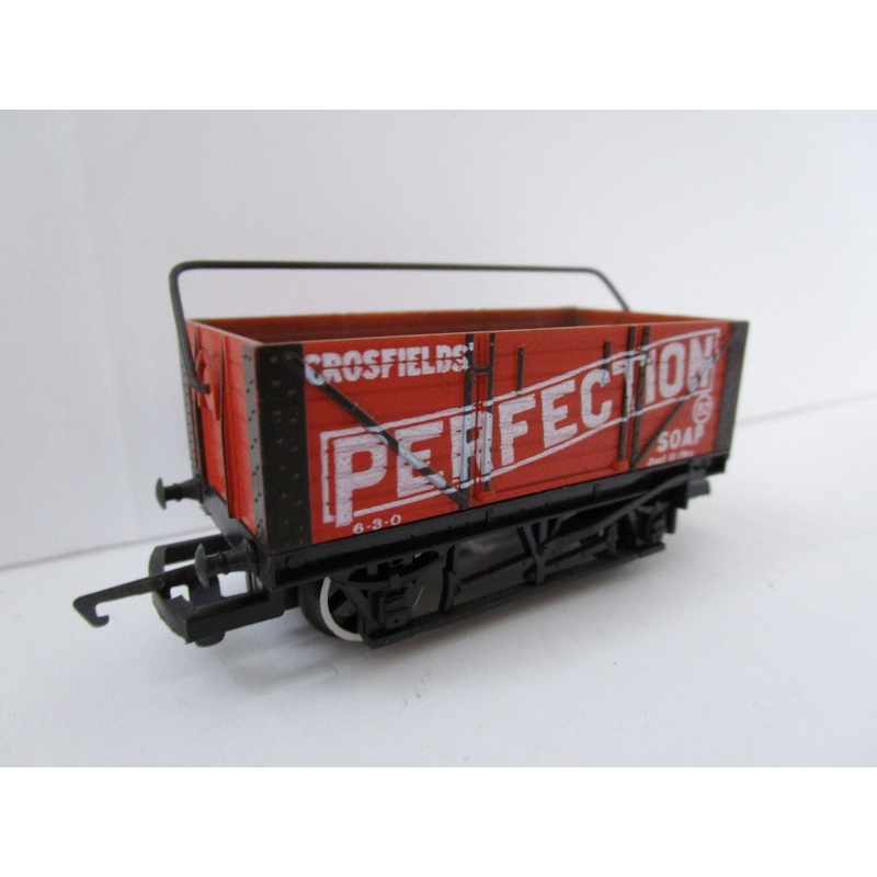 R016-P01 HORNBY 7 plank wagon with sheet rail “Perfection Soap” no. 82  – UNBOXED