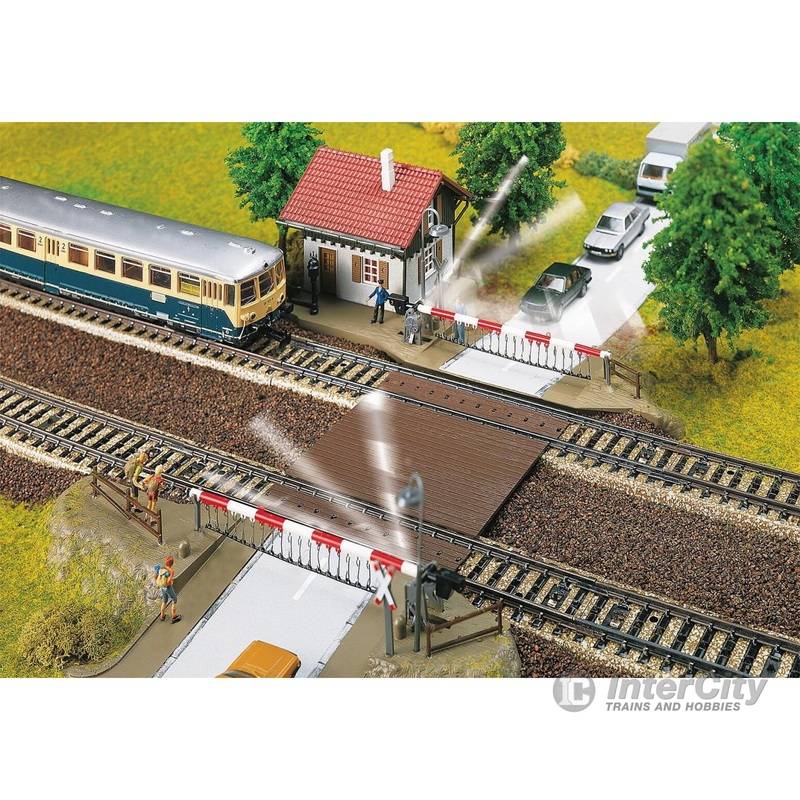 Faller 120174 HO Level-crossing with gatekeepers house